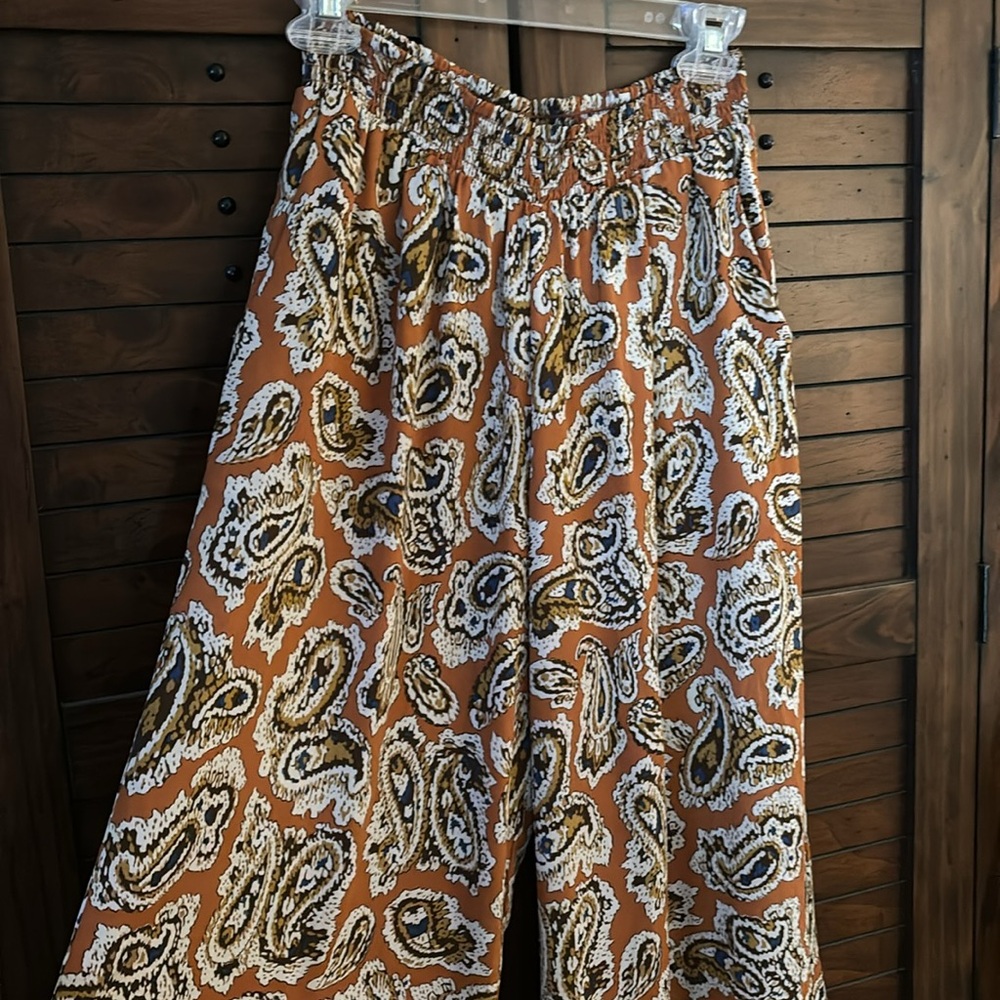 Wide leg paisley print pant.